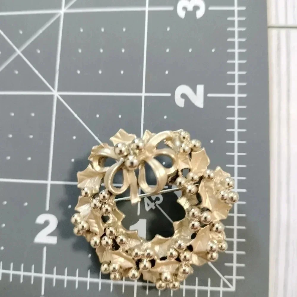 Gold Tone Fashion Christmas Wreath Brooch Pin 1 1/2'